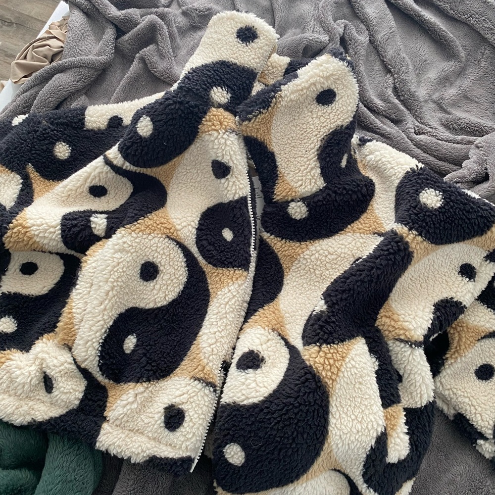 Olivia print yin yang sherpa jacket from UO. New with tags.